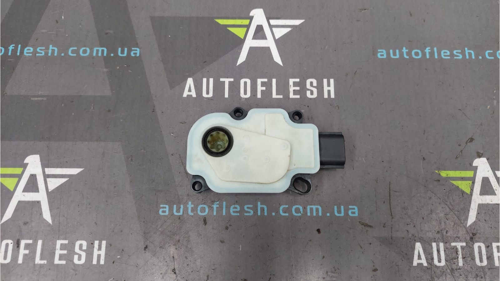 Актуатор жалюзи/ привод дефлектора A24041153212, 110949107 Nissan Renault бу